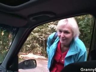 Perempuan tua bet: rambut pirang perempuan tua kacau oleh muda driver